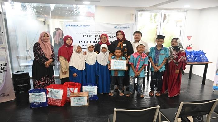 Ketua-PIP-Pelindo-Regional-2-Palembang-Dwi-Puspa-Nunu-berfoto-bersama-anak-panti-1.jpg