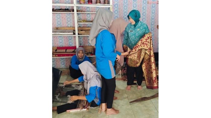 Ketua-TP-PKK-Kabupaten-OKU-Hj-Zwesti-Karenia-Teddy-ketika-memperhatikan-songket-asli.jpg