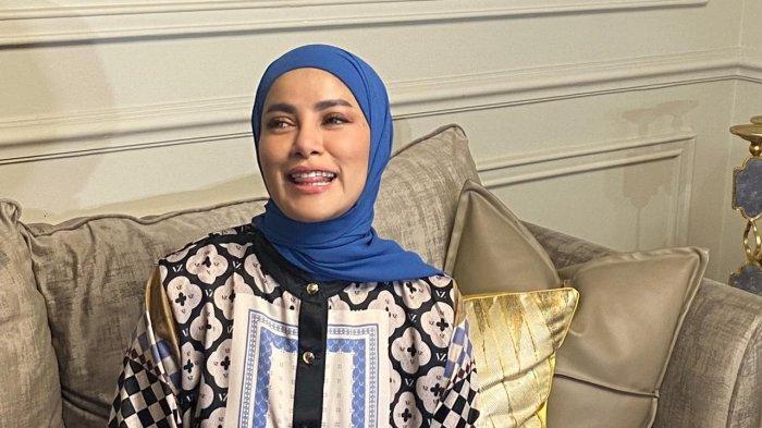 Kini-gaya-busana-Olla-Ramlan-saat-pernikahan-Luna-Maya-menuai-sorotan-publik.jpg