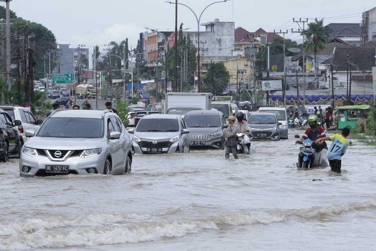 Kondisi-Jalan-R-Soekamto-Palembang-tergenang-banjir-setelah-diguyur-hujan-selama-satu-malam.jpg