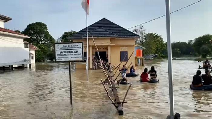 Kondisi-banjir-di-Desa-Sukaraja-PALI-yang-merendam-jalan-sekolah-dan-ratusan-rumah-warga3.jpg<pf>rekening-dana-kemanusiaan-bantuan-banjir-di-sumsel.jpg