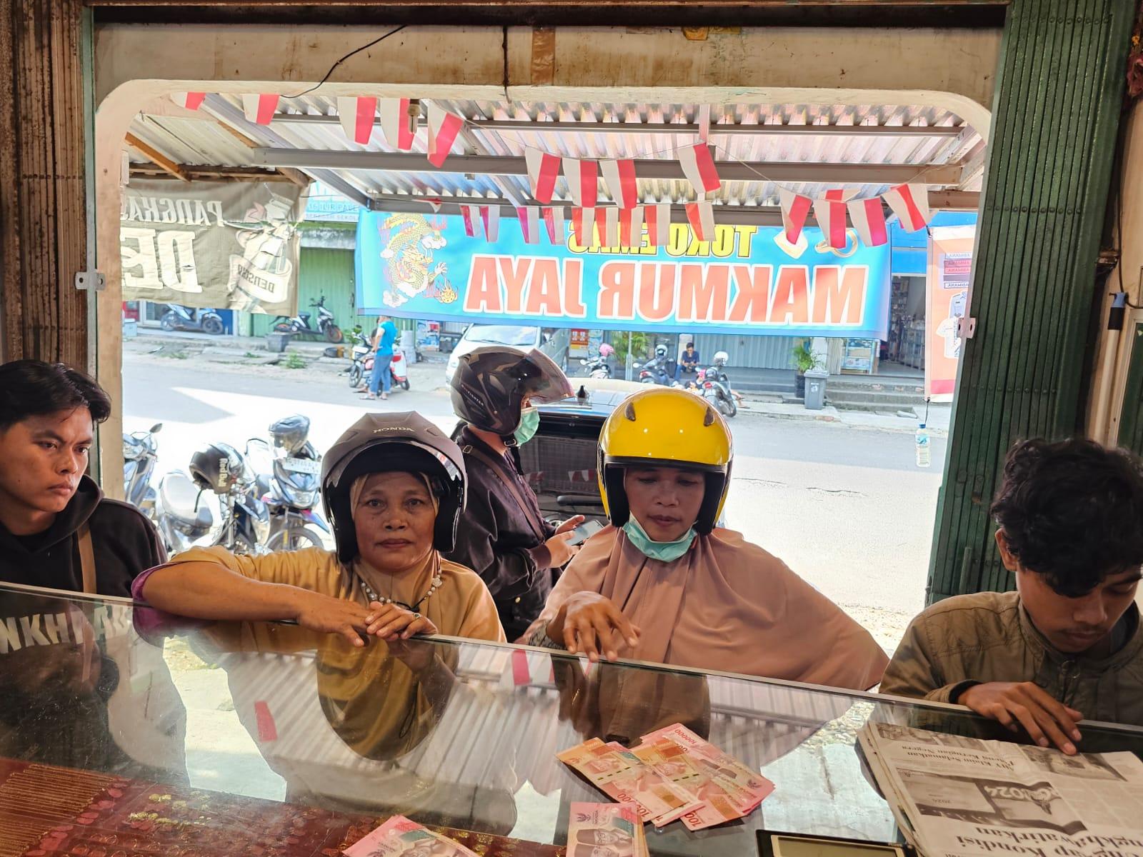 Konsumen-membeli-emas-di-toko-emas-Makmur-Jaya-Perumnas-Palembang-Selasa-2492024.jpg