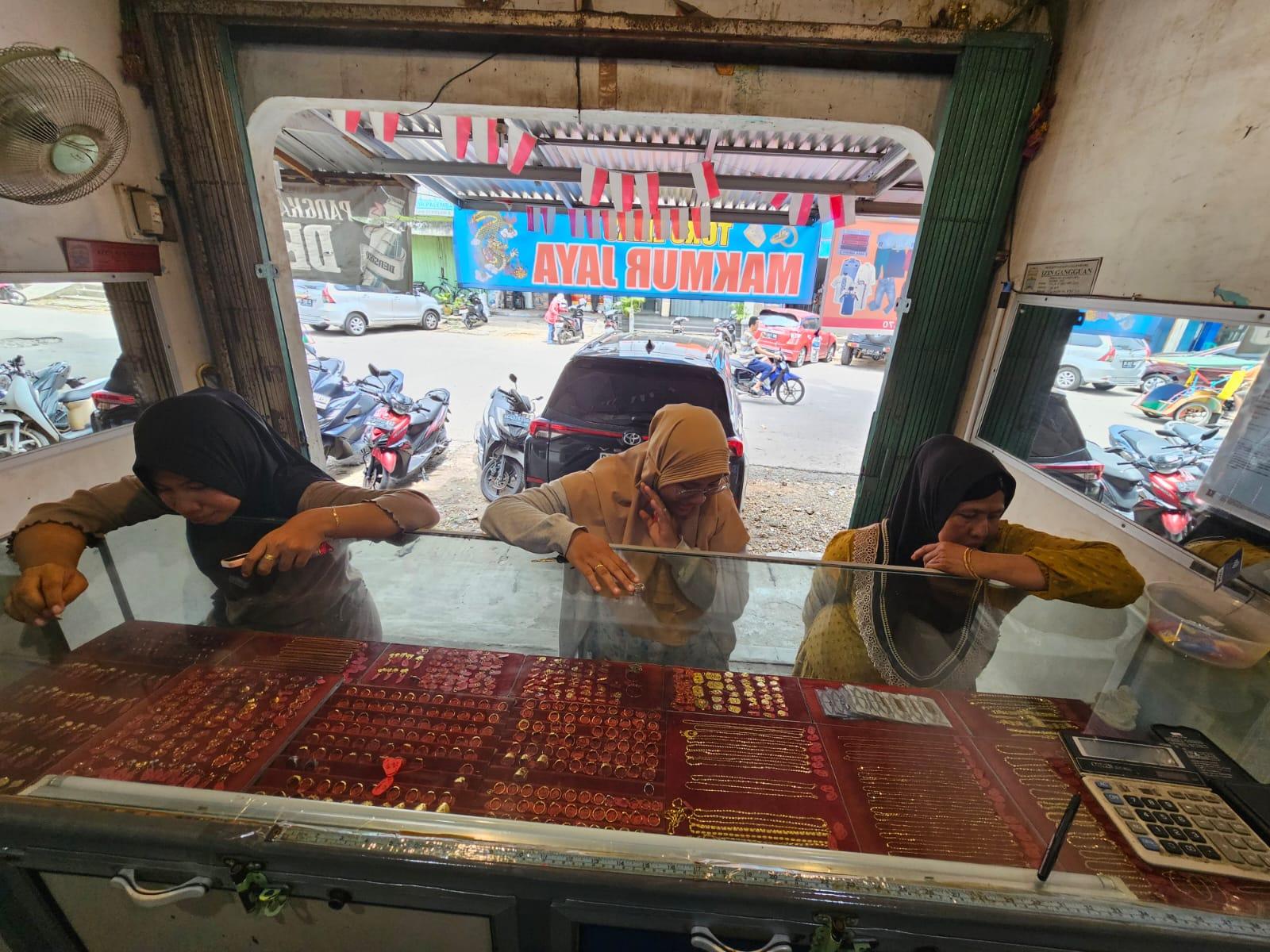 Konsumen-membeli-emas-di-toko-emas-Makmur-Jaya-Perumnas-Palembang-Senin-7102024.jpg