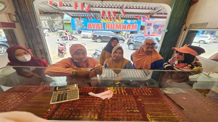 Konsumen-membeli-emas-di-toko-emas-Makmur-Jaya-Perumnas-Palembang.jpg