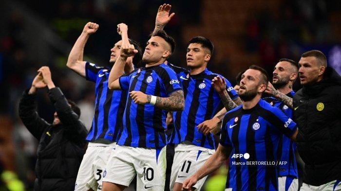 Lautaro-Martinez-Tengah-dan-rekan-setimnya-menyapa-publik.jpg