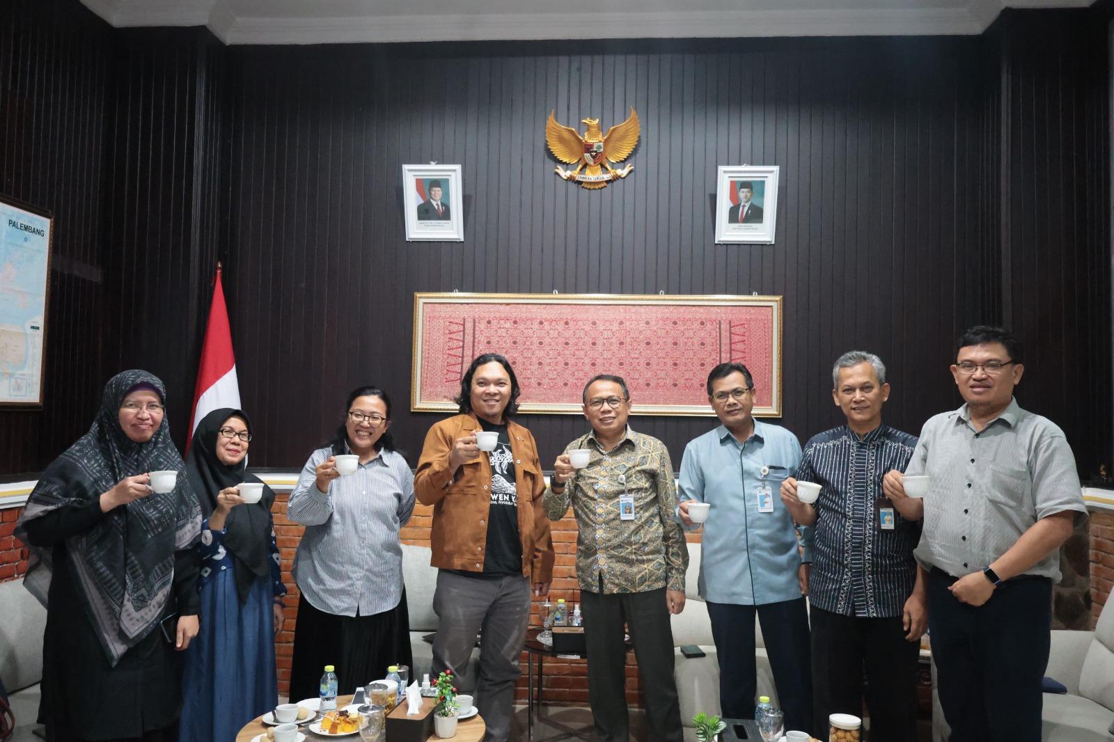 Manajemen-Tribun-Sumsel-dan-Sriwijaya-Post-berfoto-bersama-Kepala-Kantor-Wilayah-DJPb.jpg