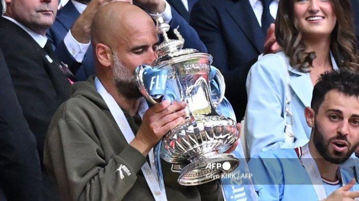 Manajer-Manchester-City-Pep-Guardiola-mencium-trofi-Piala-FA.jpg