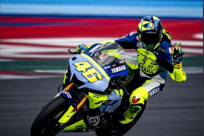 Mantan-pembalap-MotoGP-Valentino-Rossi-mengendarai-Yamaha-R1-di-Sirkuit-Misano-Italia.jpg