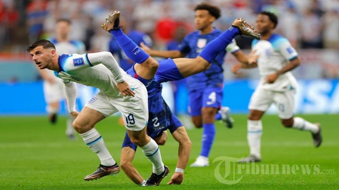 Mason-Mount-Kiri-dan-Sergino-Dest-tengah-memperebutkan-bola.jpg