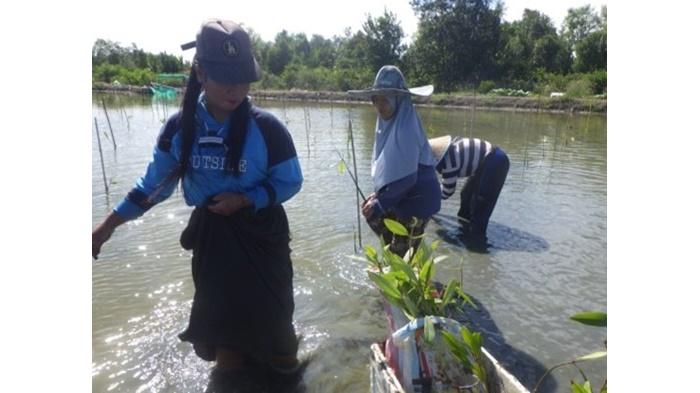 Masyarakat-termasuk-kaum-ibu-ibu-pun-dibuat-berperan-serta-dalam-mendukung-pelestarian-lingkungan.jpg