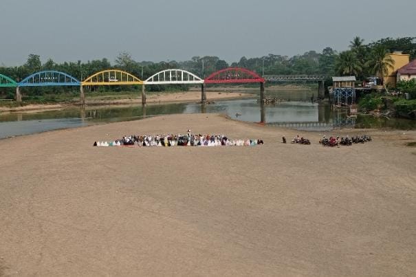 Memohon-Hujan-Warga-di-Muratara-Salat-Istisqa-di-Tengah-Sungai-yang-Sudah-Mengering-1.jpg