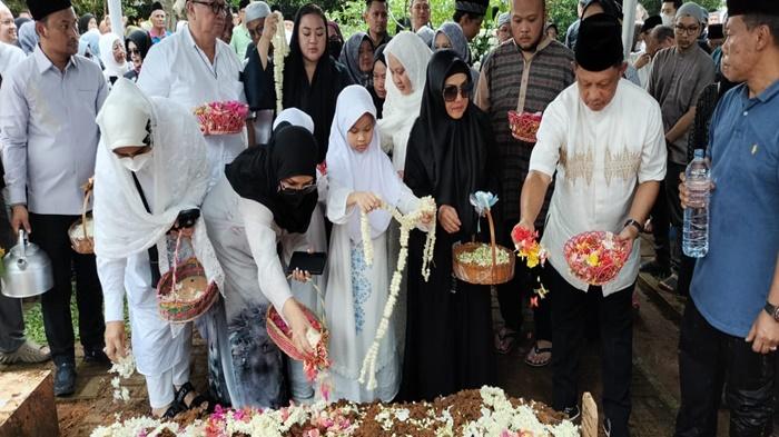 Mendagri-Tito-Karnavian-saat-menabur-bunga-di-makam-sang-Ibunda-Hj-Supriyatini.jpg