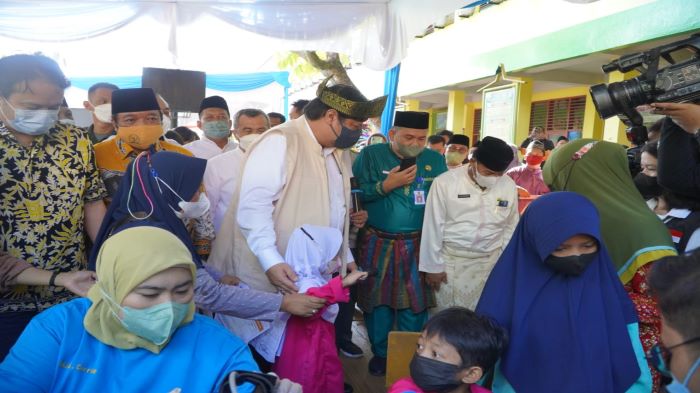 Menteri-Koordinator-Perekonomian-Airlangga-Hartarto-tinjau-vaksin-anak.jpg