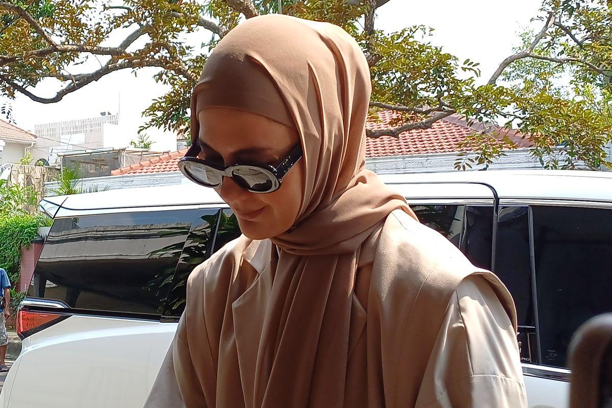 Model-Paula-Verhoeven-menunduk-saat-tiba-di-Komnas-Perempuan.jpg