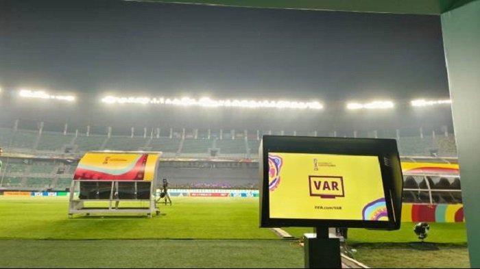 Monitor-VAR-selama-Piala-Dunia-U17-2023-di-Indonesia-sudah-terpasang-di-Gelora-Bung-Tomo-Surabaya.jpg