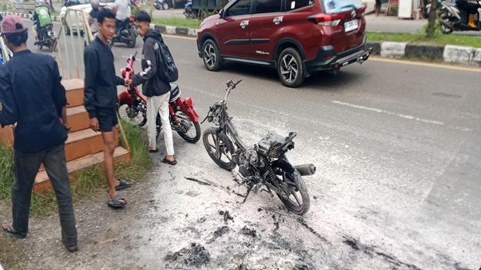 Motor-terbakar-di-depan-Kampus-A-Bina-Darma-pada-Jumat-27122024-pagi.jpg