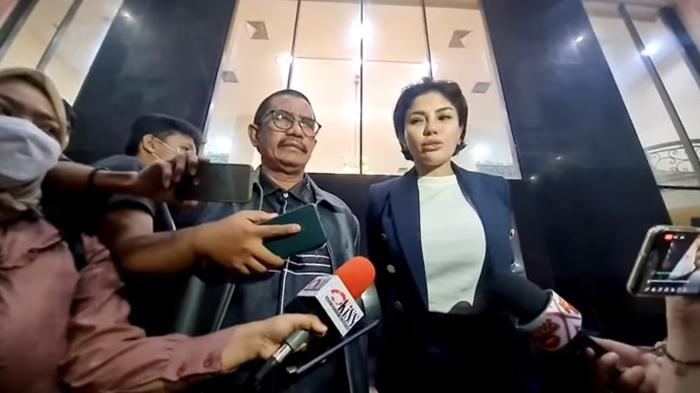 Nikita-Mirzani-dan-kuasa-hukum-temui-awak-media-usai-jalani-pemeriksaan-di-Propam-Mabes-Polri.jpg