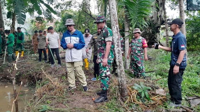 PJ-Bupati-OKU-Dandim-0403OKU-melakukan-kerja-bakti-membersihkan-saluran-air.jpg