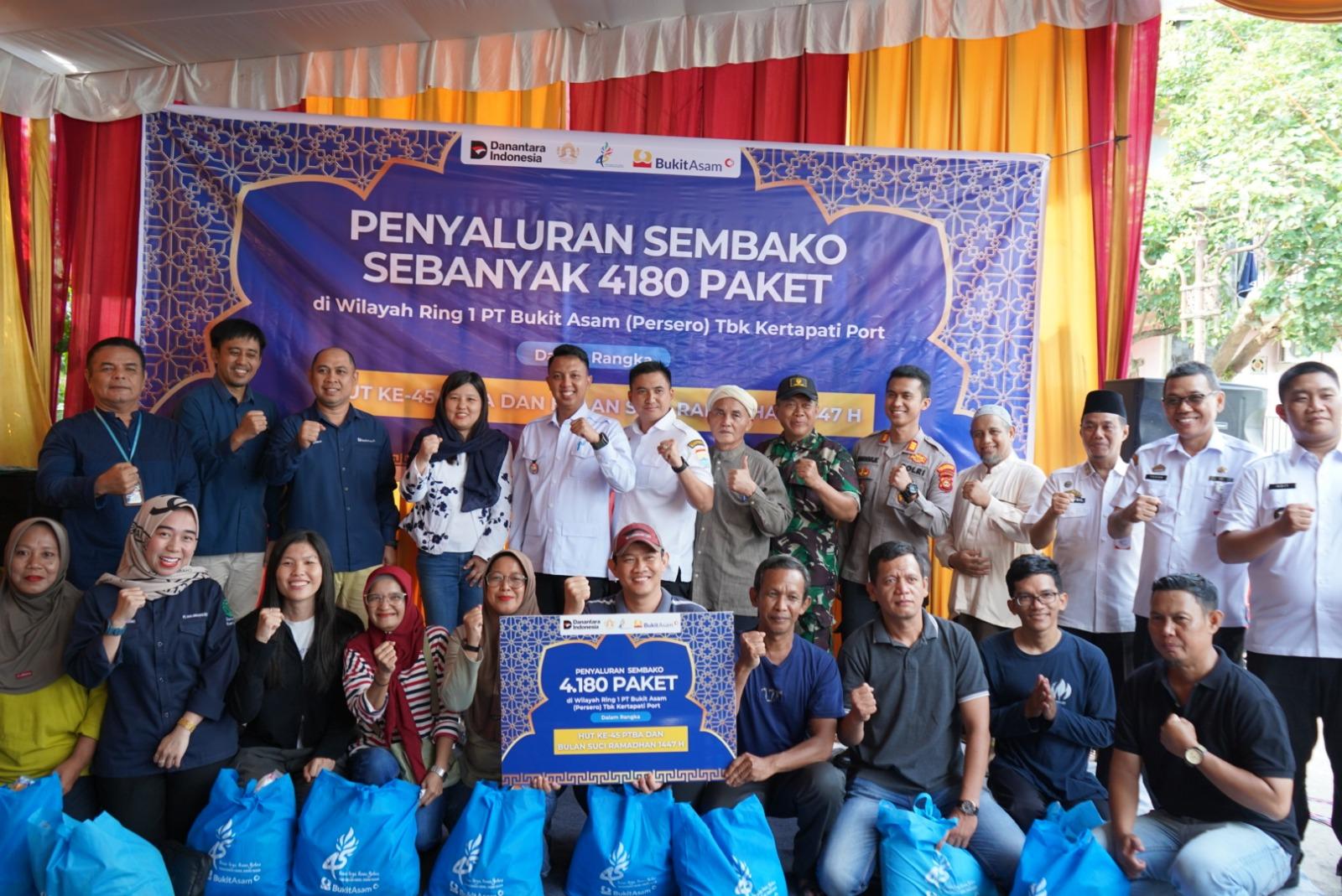 Peringati HUT ke 45 & Ramadan, PTBA Kertapati Port Bagikan 4.180 Paket Sembako ke Masyarakat Ring 1