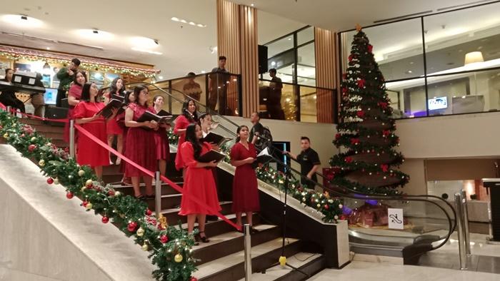 Hotel Aryaduta Palembang Sambut Natal dengan Kemilau Cahaya dan Meriahnya Paduan Suara