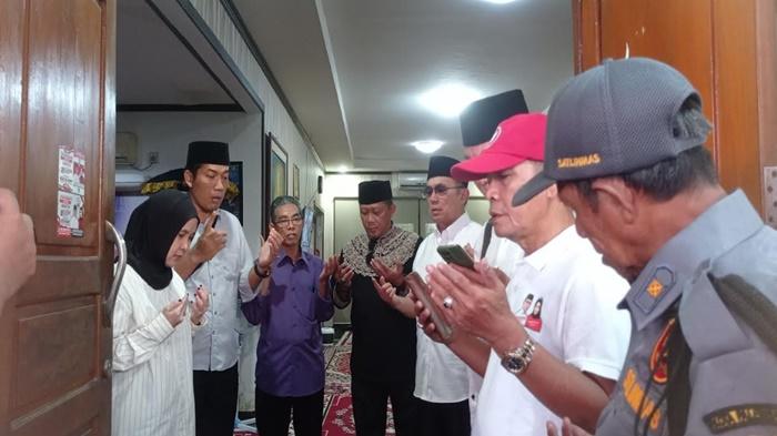 Pasangan-ESP-dan-Rizky-Aprilia-berdoa-sebelum-berangkat-ke-TPS.jpg
