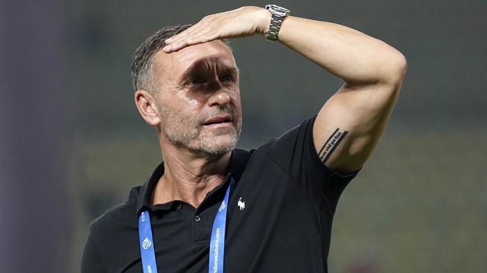 Pelatih-Persija-Jakarta-Thomas-Doll-sedang-melihat-pemainnya-bertanding.jpg