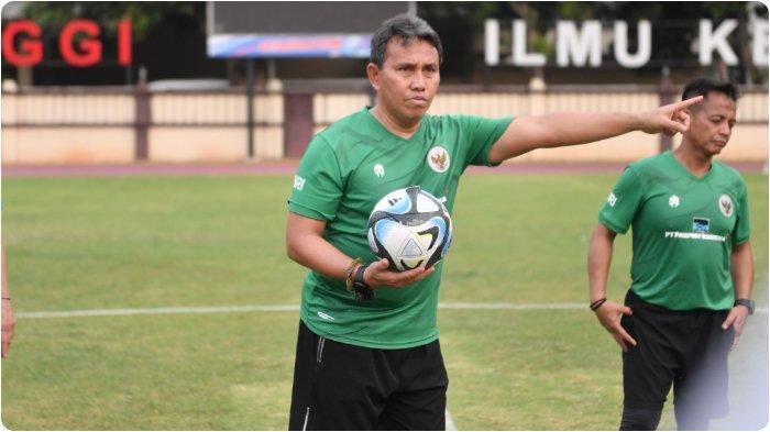 Pelatih-Timnas-Indonesia-U17-Bima-Sakti-sedang-memberikan-pengarahan-di-sesi-latihan.jpg