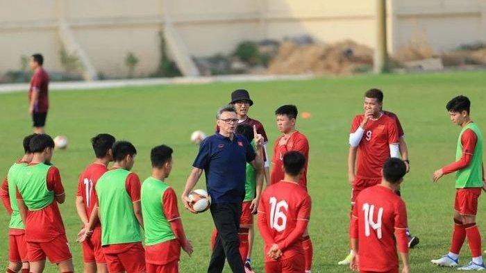Pelatih-Timnas-Vietnam-Philippe-Troussier-sedang-memimpin-skuad-Vietnam-di-SEA-Games-2023.jpg