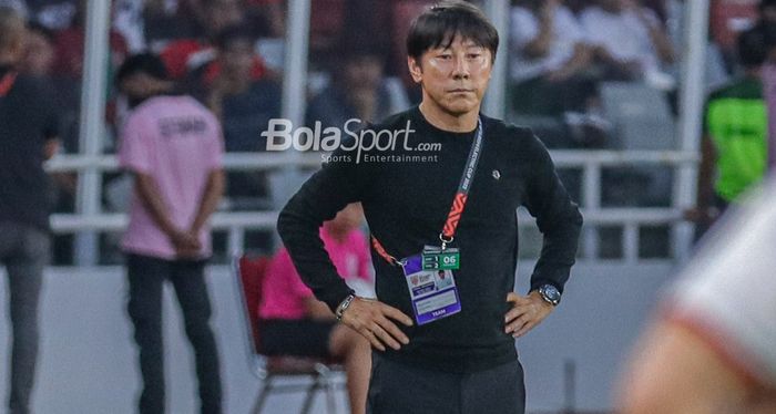 Pelatih-timnas-Indonesia-Shin-Tae-yong-sedang-memantau-para-pemainnya.jpg