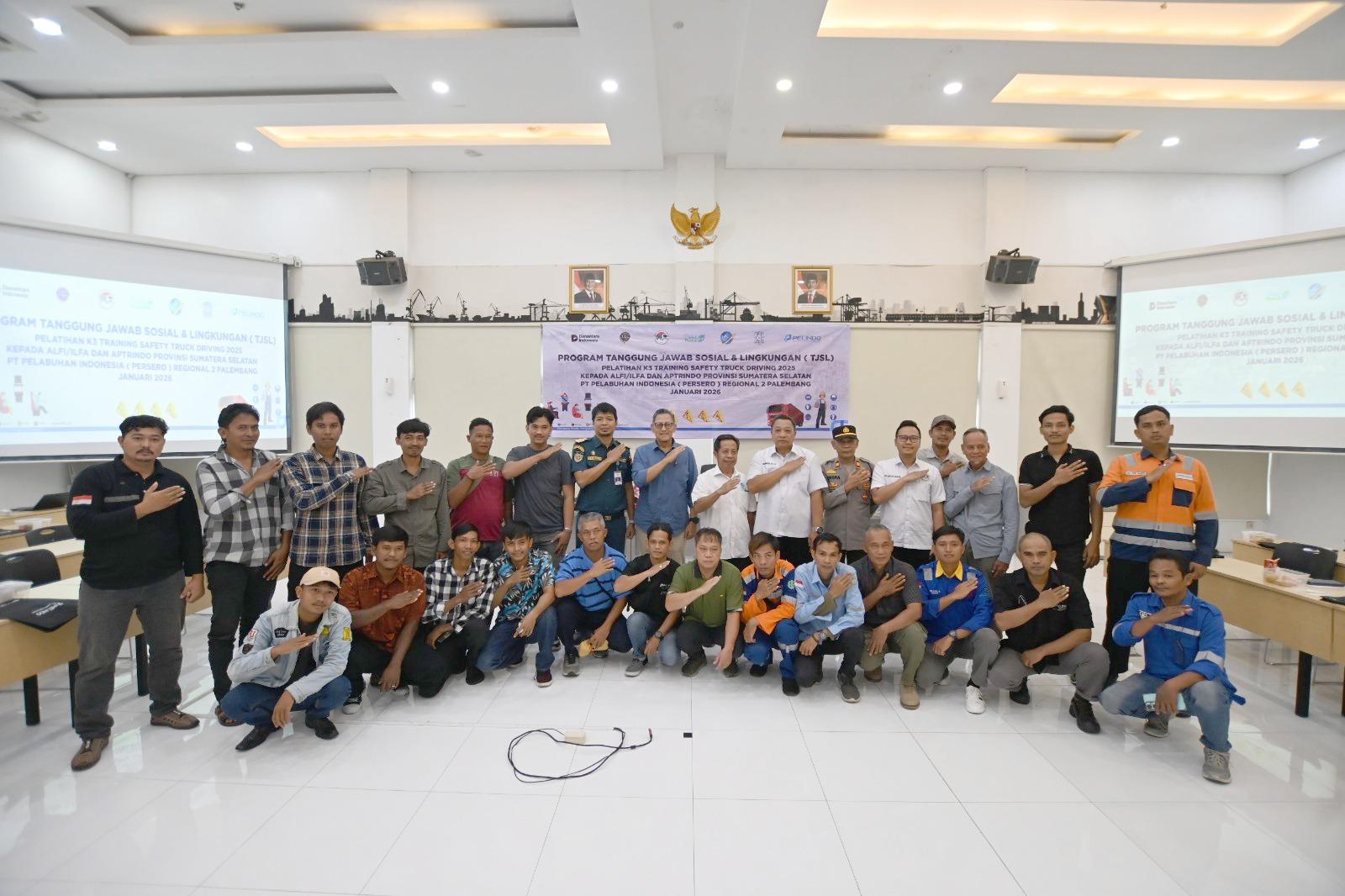 Pelindo-Regional-2-Palembang-Gelar-Pelatihan-untuk-Para-Pengemudi-Truk-Logistik.jpg