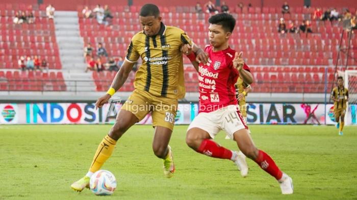 Pemain-Dewa-United-Alex-Martins-berduel-dengan-pemain-Bali-United-Kadek-Arel.jpg