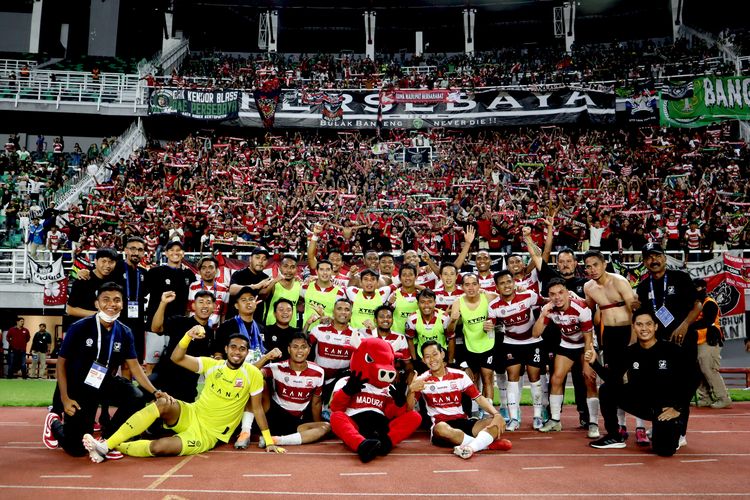Pemain-Madura-United-foto-bersama-seusai-pertandingan-pekan-4-Liga-1-2022-2023.jpg