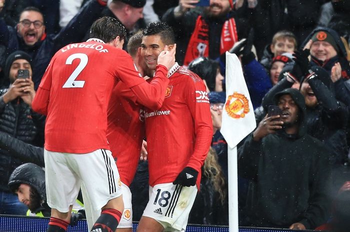 Pemain-Man-United-Casemiro-18-merayakan-gol-yang-dicetaknya.jpg