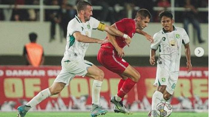 Pemain-Persebaya-Surabaya-saling-rebut-bola-dengan-pemain-Persis-Solo.jpg