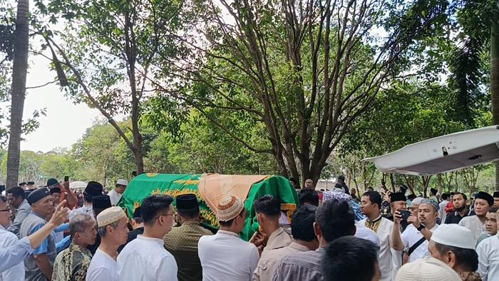 Ribuan Pelayat Antarkan Buya Romli ke Peristirahatan Terakhir di TPU Kebun Bunga Palembang