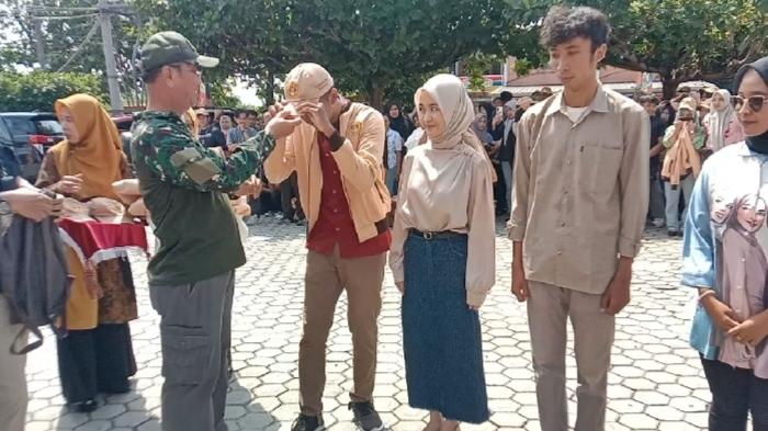 Pemasangan-jaket-KKN-Universitas-Baturaja-secara-simbolis-oleh-Sekda-OKU-1.jpg