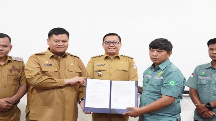 Pemerintah-Kabupaten-Banyuasin-bersama-PT-Agrindo-Jaya-melaksanakan-penandatanganan-hibah.jpg