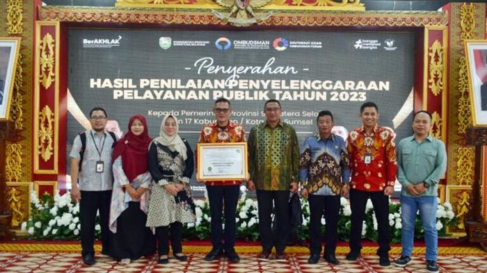 Pemkab-Muratara-menerima-penghargaan-kepatuhan-penyelenggaraan-pelayanan-publik-4.jpg<pf>Pemkab-Muratara-menerima-penghargaan-kepatuhan-penyelenggaraan-pelayanan-publik-3.jpg