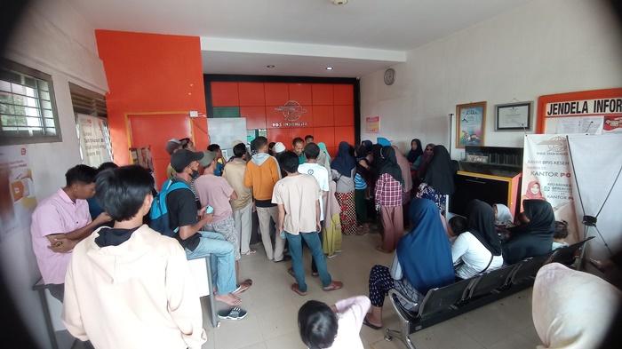 Pencairan-BLT-BBM-di-Kantor-Pos-Muratara.jpg