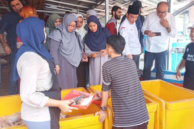 Pengunjung-memilah-ikan-segar-di-warung-lempah-kuning-muara-Pangkalpinang-Bangka-Belitung.jpg
