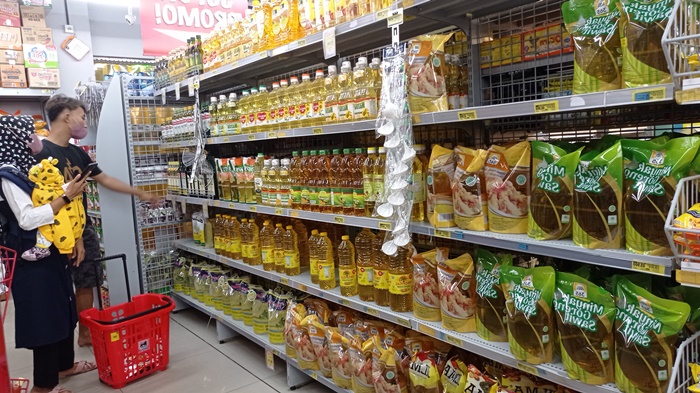 Pengunjung-supermarket-membeli-minyak-goreng.jpg