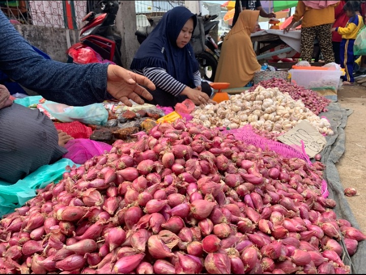 Penjual-bawang-merah-di-Pasar-Gandus-PalembangJumat-2972022.jpg