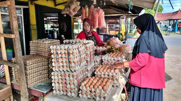 Penjual-telur-ayam-ras-di-Kabupaten-Musi-Rawas-Jumat-08122023.jpg