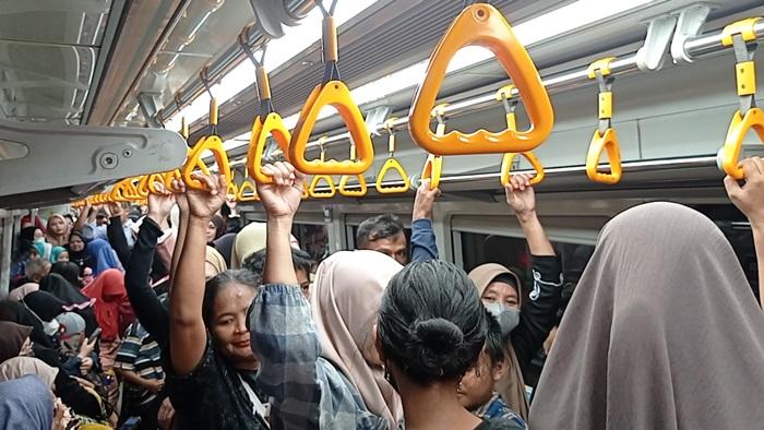 Penumpang-Berdiri-Naik-LRT.jpg
