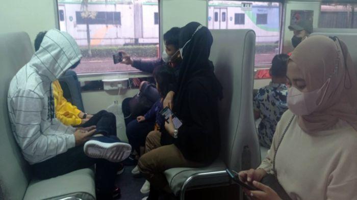 Penumpang-kereta-api-berada-di-dalam-kereta.jpg