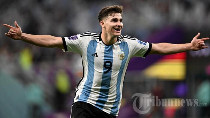 Penyerang-Argentina-Julian-Alvarez-merayakan-gol-kedua.jpg