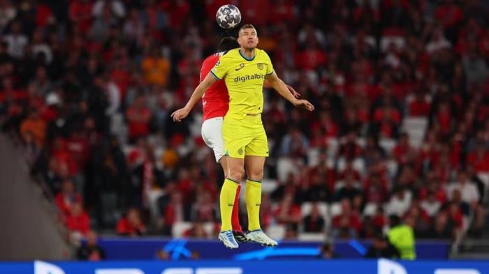 Penyerang-Inter-Milan-Edin-Dzeko-berduel-udara-dengan-pemain-Benfica.jpg