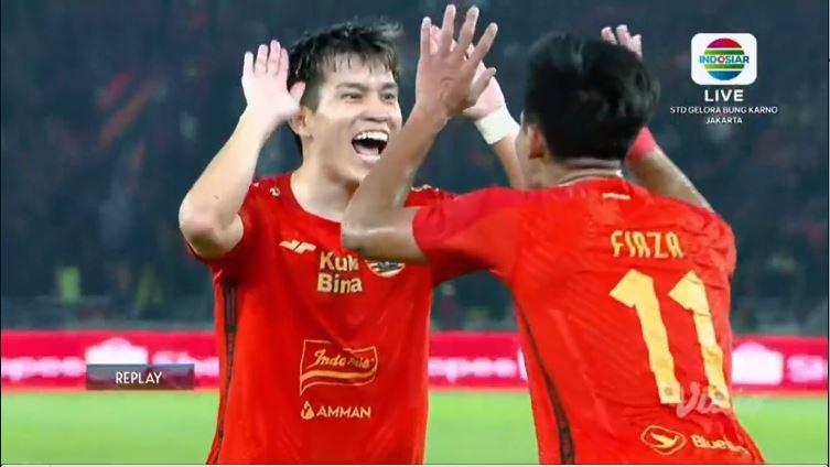 Penyerang-Persija-Jakarta-Ryo-Matsumura-berselebrasi-dengan-Firza-Andhika.jpg