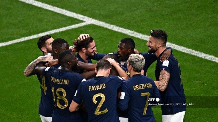 Penyerang-Prancis-Olivier-Giroud-kanan-merayakan-gol-kedua.jpg
