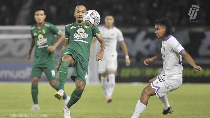 Persebaya-Surabaya-Andre-Oktaviansyah-coba-mengecoh-pemain-bertahan-Persita-Tangerang.jpg
